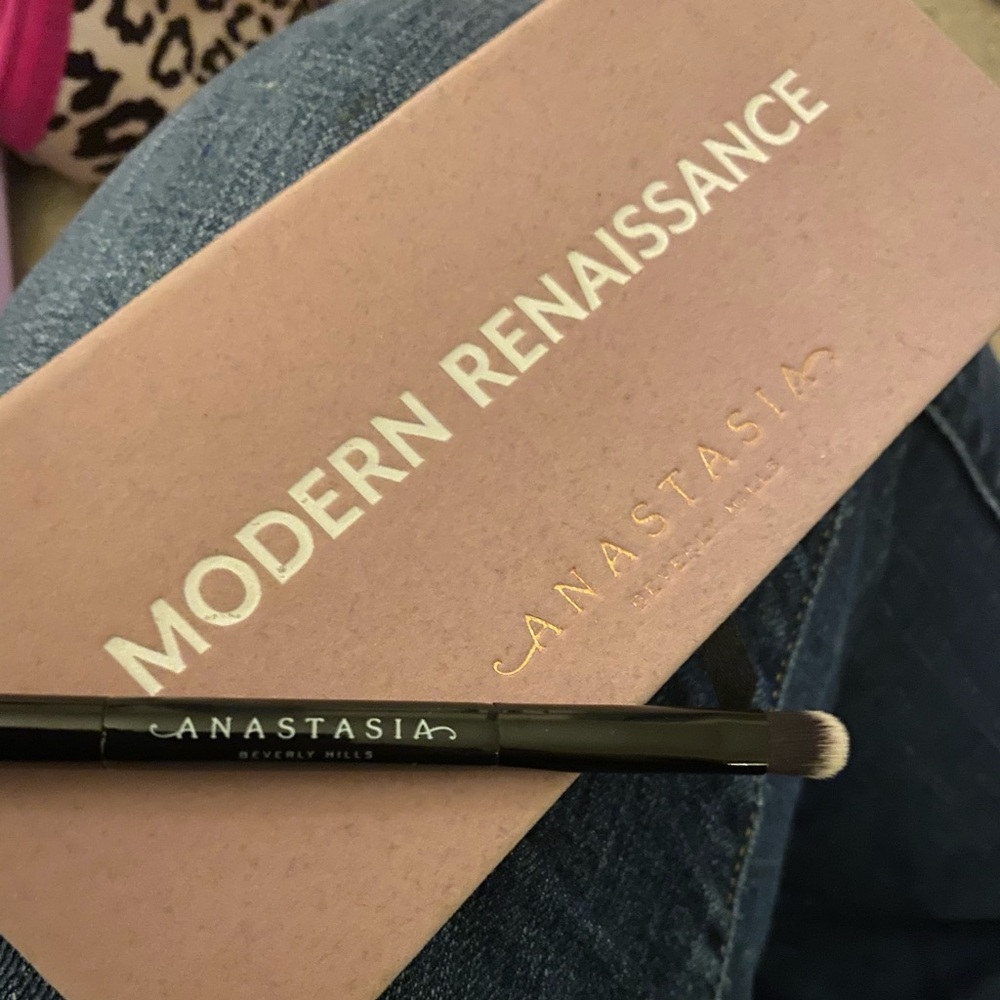 🌟ABH Modern Renaissance palette good condition
